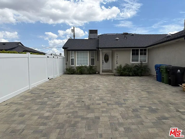 12748 Blythe St — Photo 10