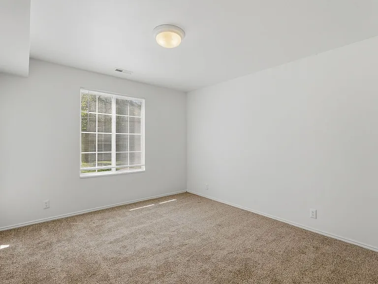 Woods Crossing Apartments — Photo 21