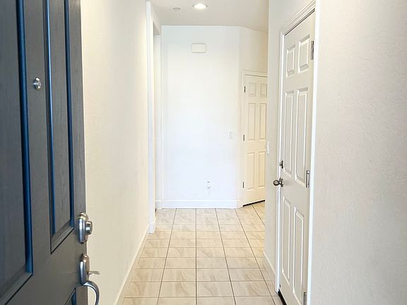 3rd image of 937 Lindsay Ln