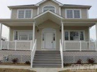 98 Sportsmans Ave, Freeport, NY 11520