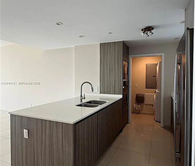 600 NE 27th St #802 — Photo 5