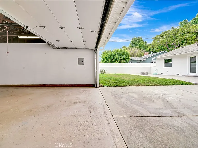 4833 Longridge Ave — Photo 37