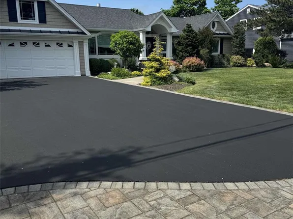 8 Lucinda Drive, Babylon, NY 11702