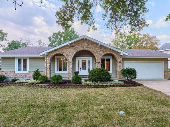 15530 Summer Lake Dr, Chesterfield, MO 63017