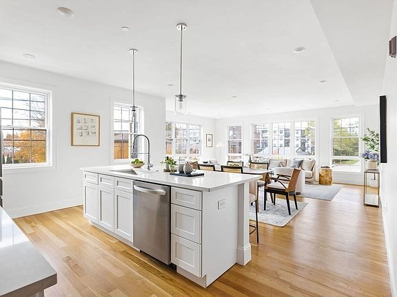 4th image of 272 Lincoln St #104