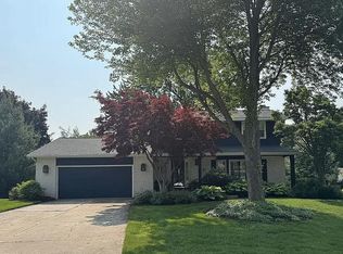 1910 Mellowwood E, Jenison, MI 49428