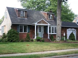 27 New Hampshire Ave, Massapequa, NY 11758