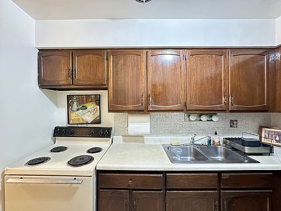 4th image of 3825 N Pine Grove Ave #115