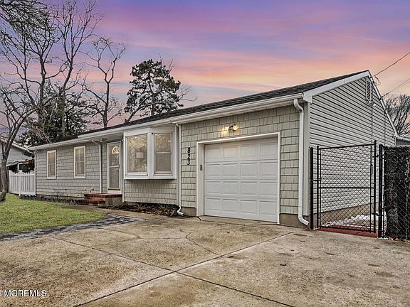 2nd image of 823 Maple Avenue