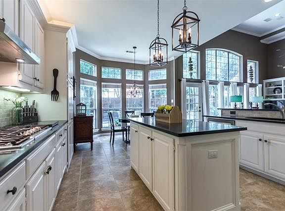 3rd image of 2822 Mayfair Ln