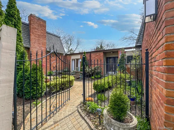 1049 Stratford Ln, Bloomfield Hills, MI 48304