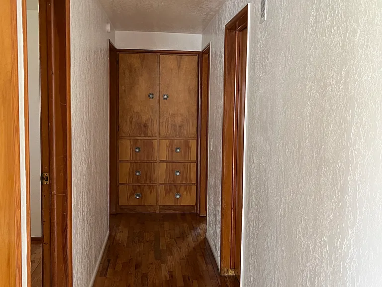 Hallway to bedrooms and bathroom