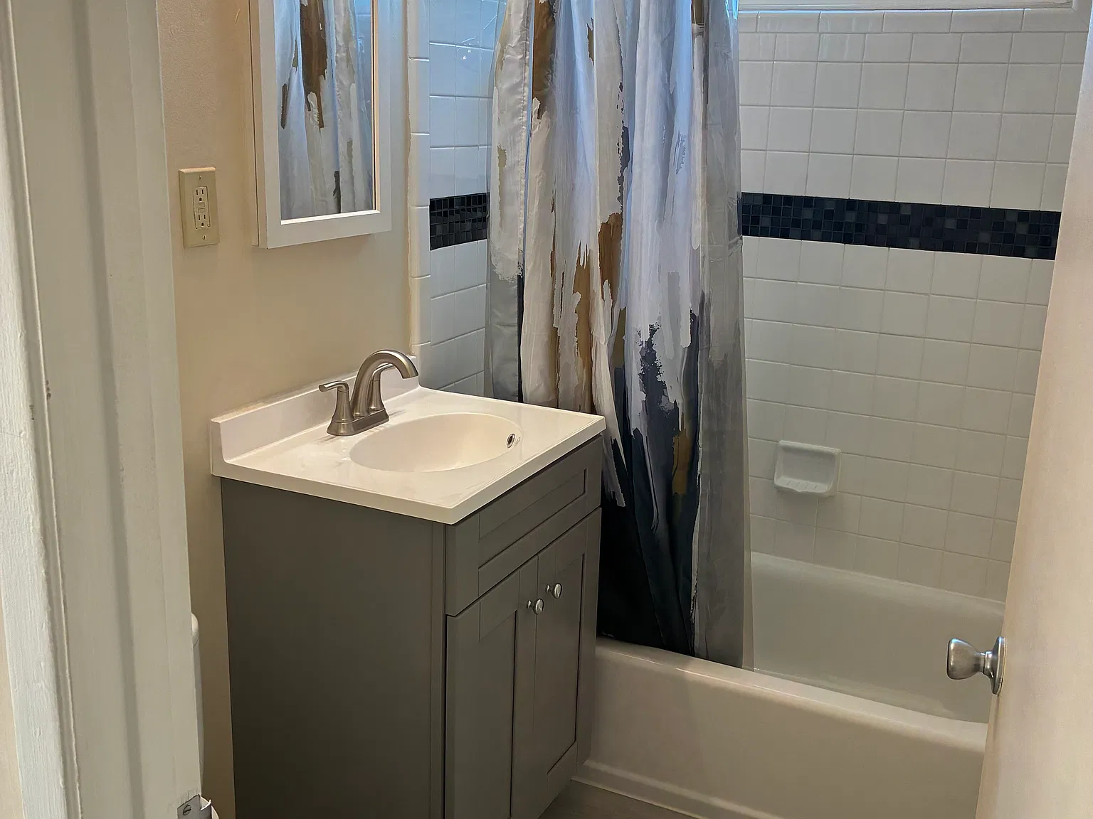 2 bed, 675 sqft, $3,195 — Photo 4