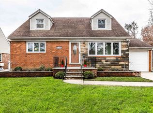 127 Aster Dr, New Hyde Park, NY 11040