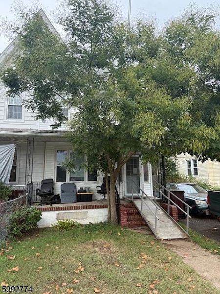 2nd image of 423 Delaware Ave