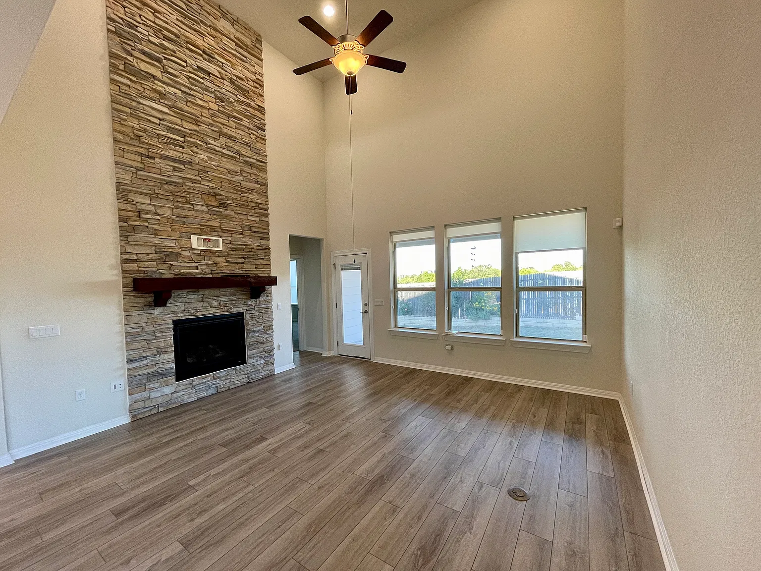 14213 Alloro Dr — Photo 3