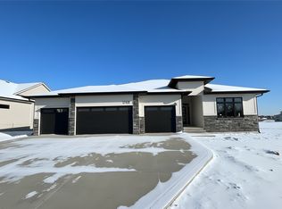 17418 N Valley Dr, Urbandale, IA 50323