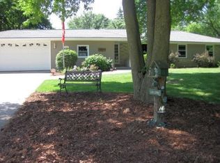 370 Arlington Dr, Delafield, WI 53018