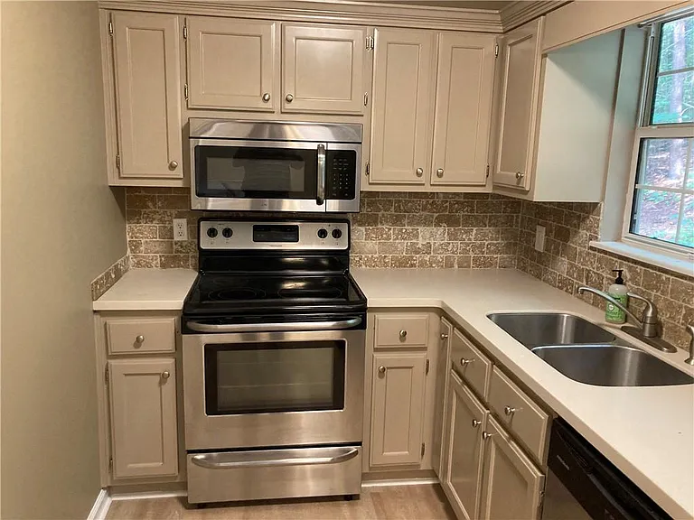 6110 Lakeside Ct — Photo 5
