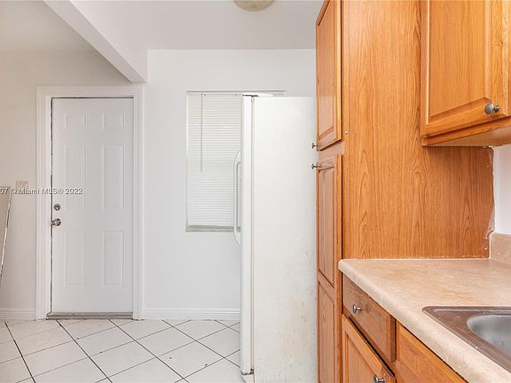4th image of 905 NE 10th Ave #2