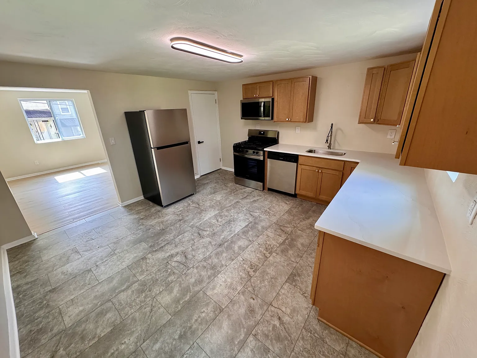 2 bed, 10 sqft, $1,350 — Photo 2