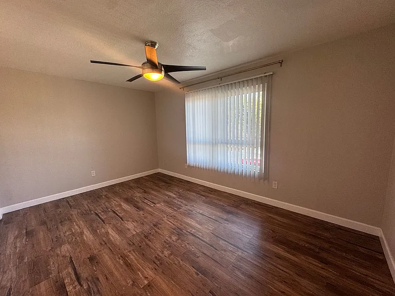 1355 Loma Ave #205 — Photo 18
