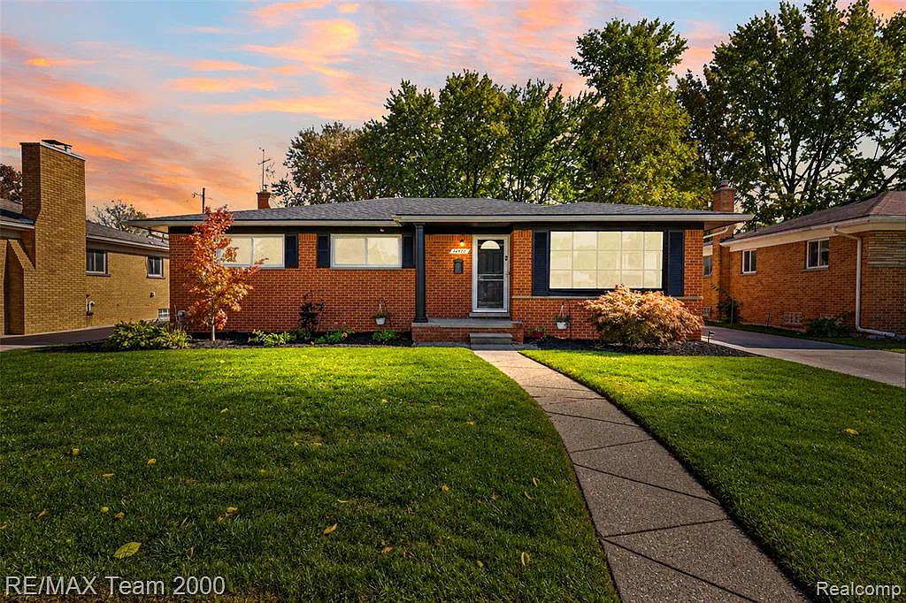 3 bed, 2.5 bath, 2970 sqft, $2,500 — Photo 1
