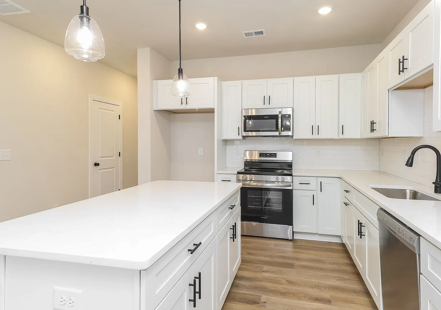 3-Bedroom, 2.5 Bath Townhome for Rent in Westerly Hills | Attached Garage & Modern Kitchen | Char... — Photo 4