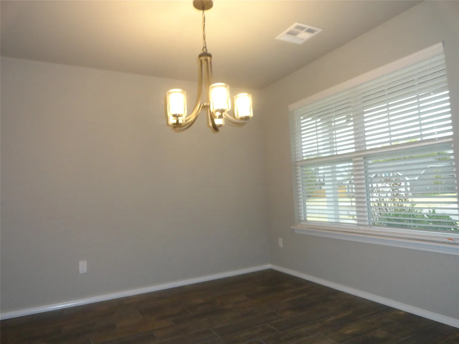 4 bed, 2.0 bath, 1721 sqft, $1,995 — Photo 3