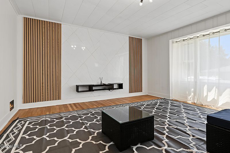 5th image of 335 Hampton Avenue