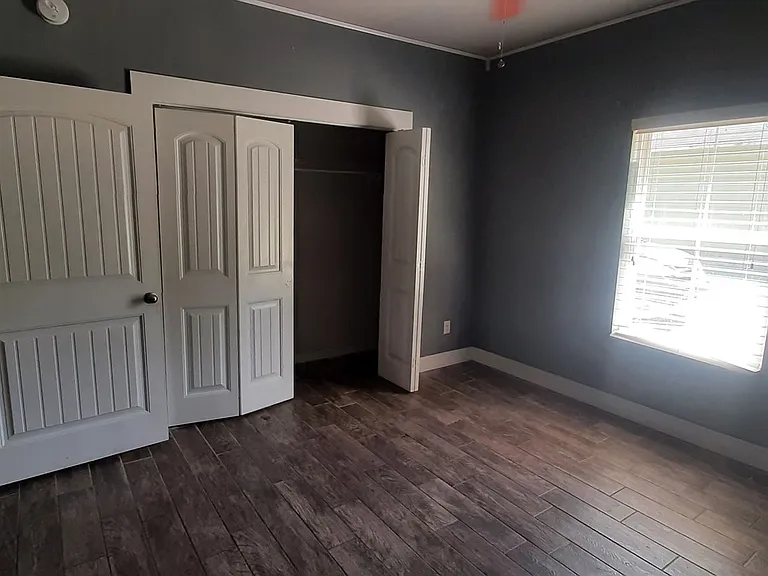 310 W Indiana St — Photo 8
