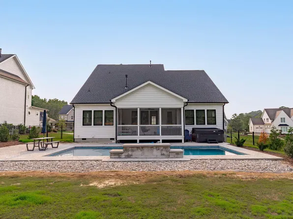 901 Shiloh Hills Dr, Fuquay Varina, NC 27526