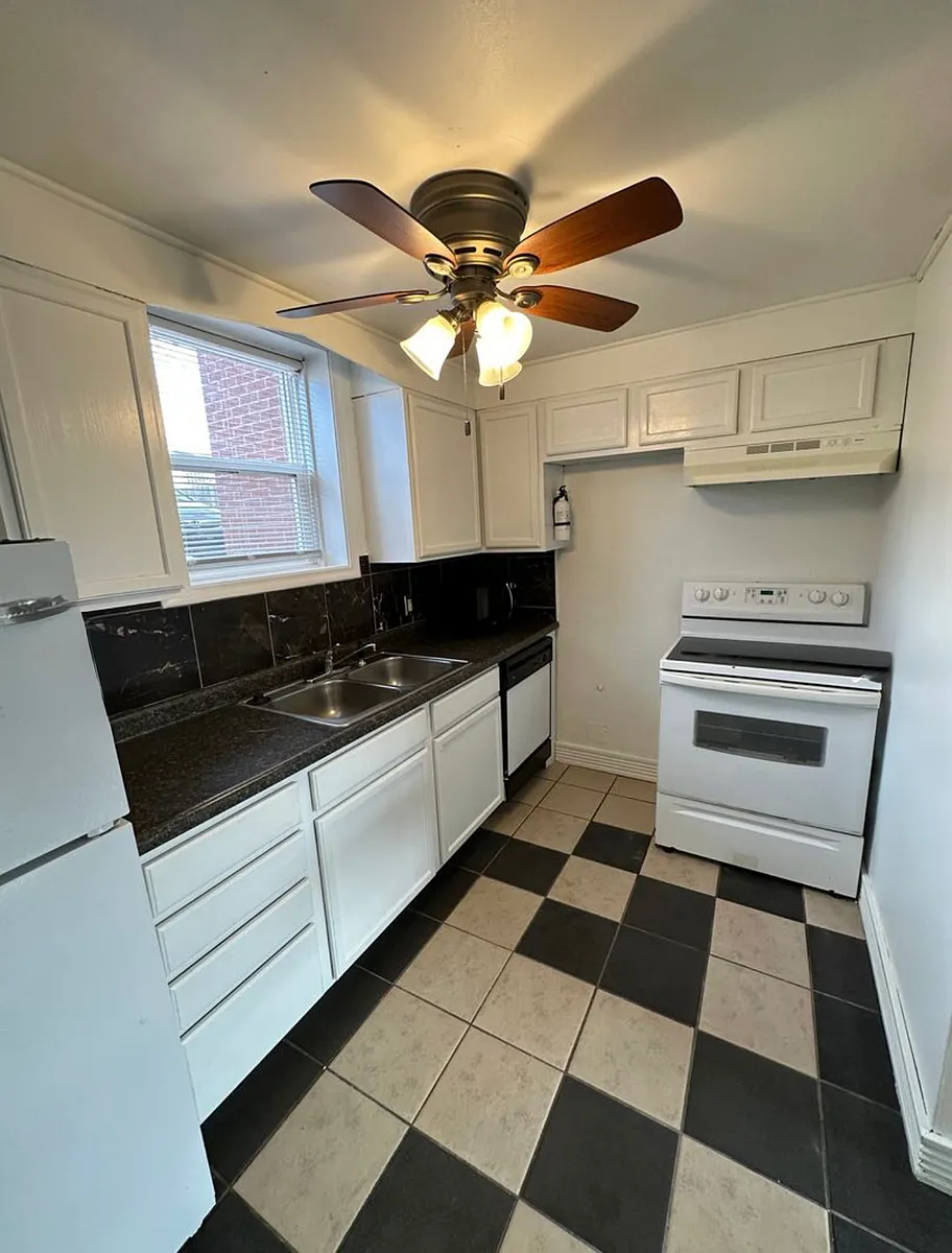 Building Photo - 3524 Dewey Ave #3