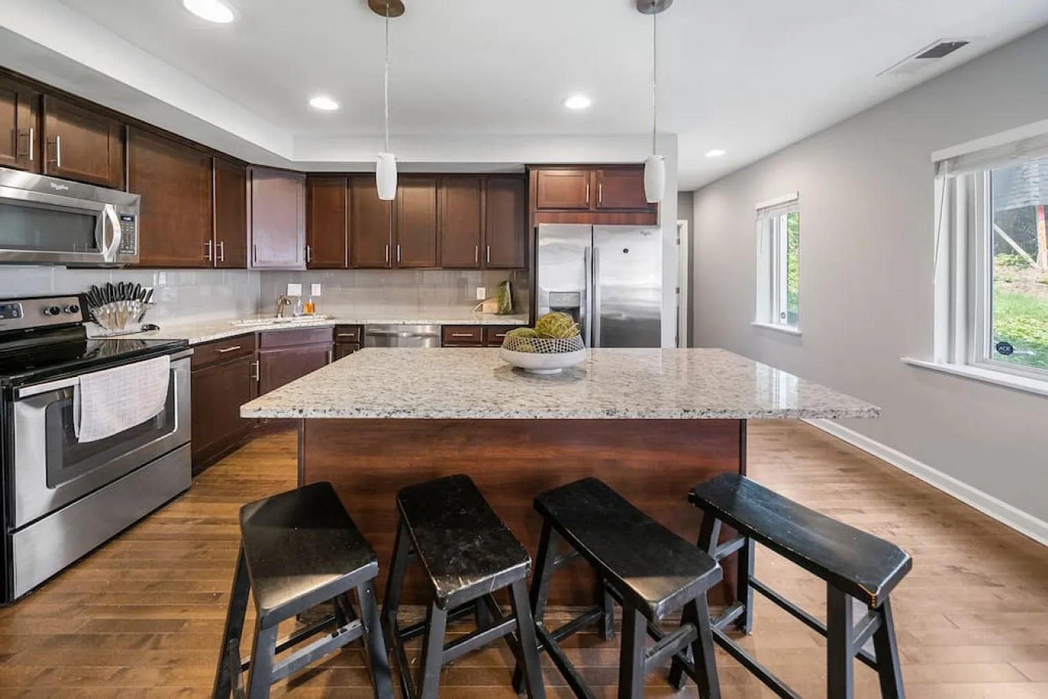 2 bed, 1.0 bath, 1076 sqft, $2,431 — Photo 3