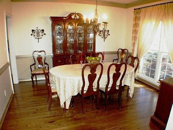 3rd image of 130 Manor Dr