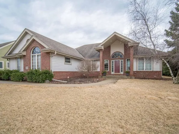 1513 Hawthorn DRIVE, West Bend, WI 53095