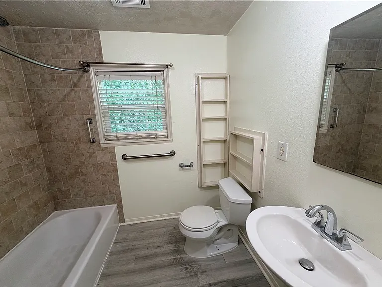 212 W Hunnicutt St #2 — Photo 4