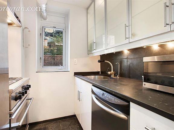 5th image of 61 E 77th St #910D