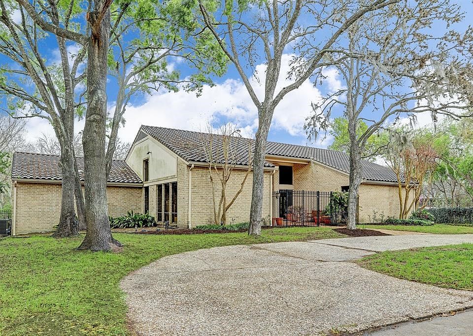 1st image of 415 Bayou Cove Ct