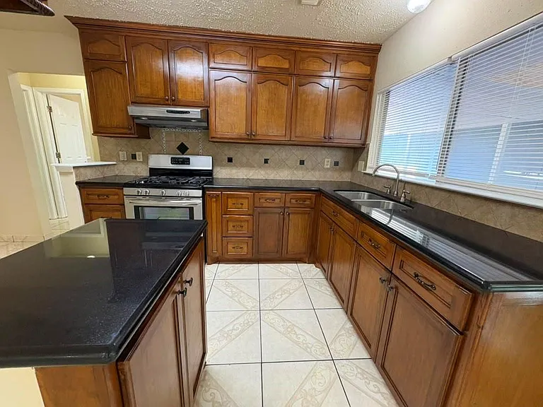 9210 Crescent Moon Dr — Photo 5