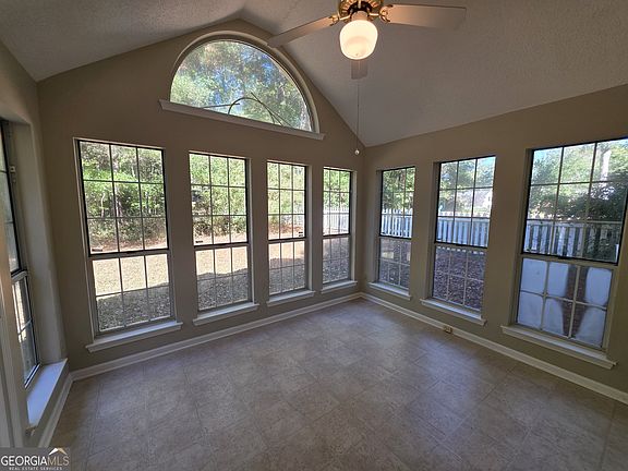 4th image of 302 Henley Way