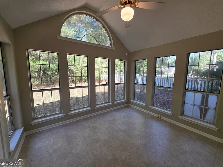 302 Henley Way — Photo 4