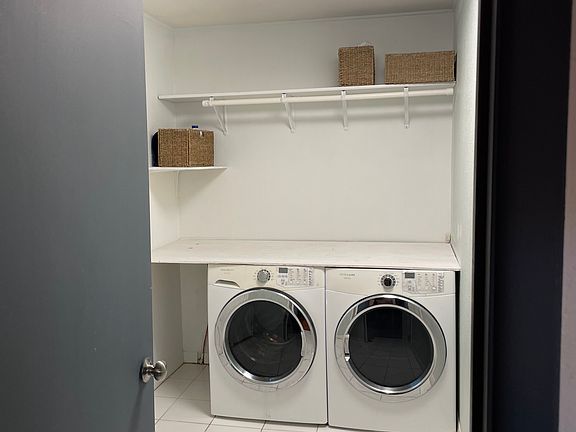 4th image of 209 W 12th St