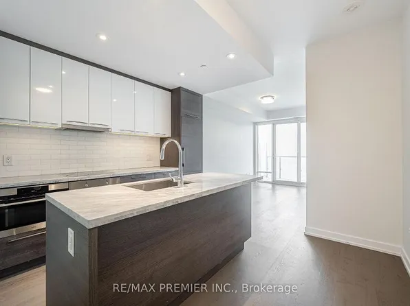 488 University Ave #3201, Toronto, ON M5G 0C1