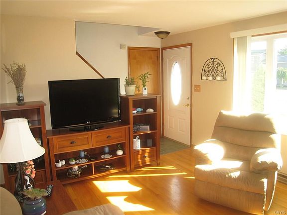 4th image of 212 Ontario Ave
