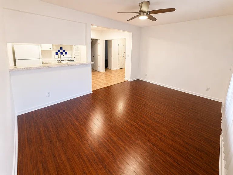Hollyking Apartments — Photo 10