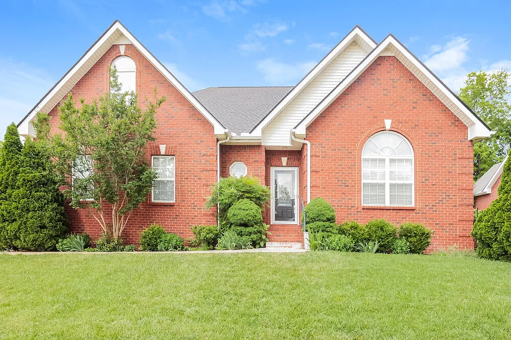 4 bed, 2.5 bath, 2205 sqft, $2,605 — Photo 1