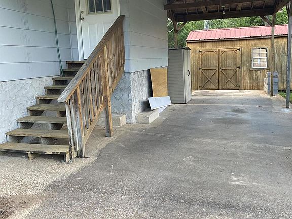 3rd image of 572 Karen Dr