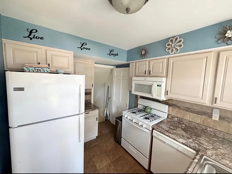 244 Beacon Pl — Photo 18