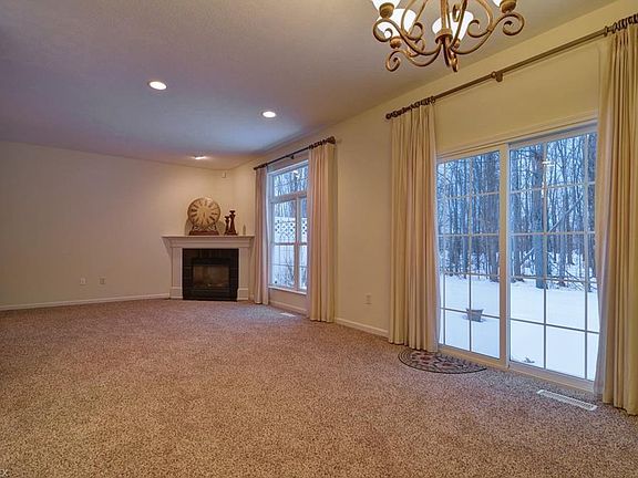 4th image of 736 Lakeside Dr